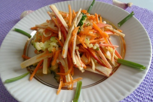 Korean style salad na may mga crab sticks at karot