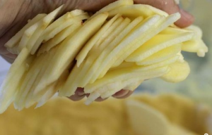 Tarte aux pommes fourrée à la crème sure