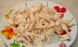 Délicieuse salade au poulet, concombre frais et maïs