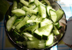 Olive Salad na may Cucumber at Egg