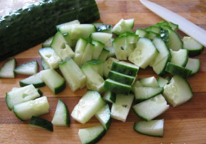 Ang salad na may labanos, repolyo ng Beijing, pipino at kamatis