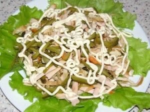 Salade de poitrine de poulet et cornichons