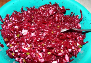 Beetroot salad na may cottage cheese