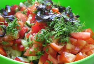 Salade de radis, chou de Chine, concombre et tomate