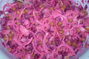 Beetroot Salad na may Herring at Green Peas