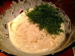 Cheesecake avec des légumes verts dans une casserole