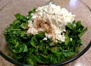 Filo pie na may spinach at cottage cheese