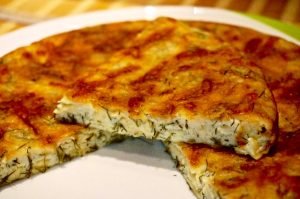 Cheesecake avec des légumes verts dans une casserole