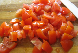 Ang salad na may labanos, repolyo ng Beijing, pipino at kamatis