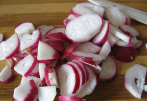 Salade de radis, chou de Chine, concombre et tomate