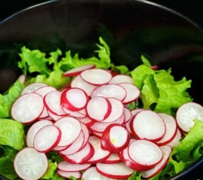 Salade de radis, concombre frais et oeuf