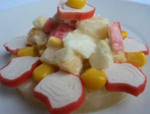 Salade de bâtonnets de crabe et d'ananas