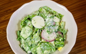 Salade de radis, concombre frais et oeuf