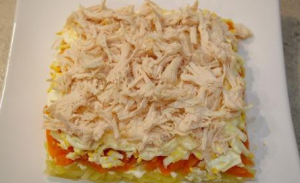 Délicieuse salade au poulet, concombre frais et maïs