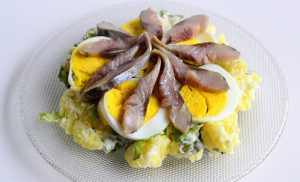 Patatas na salad na may herring