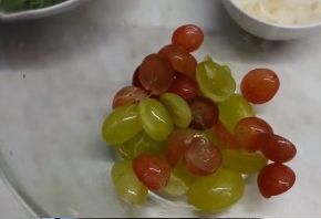 Savoureuse salade de raisins, de viande et de roquette à l'orientale