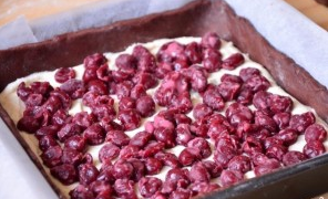 Gâteau au chocolat avec du fromage cottage et des cerises