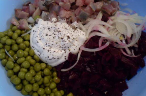 Beetroot Salad na may Herring at Green Peas