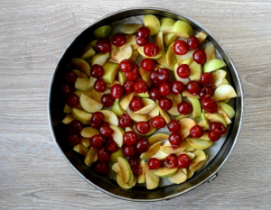 Charlotte aux pommes et cerises