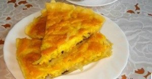 Egg-sour cream sibuyas pie