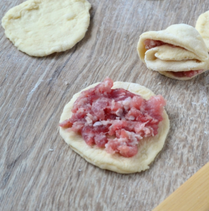 Chrysanthemum meat pie