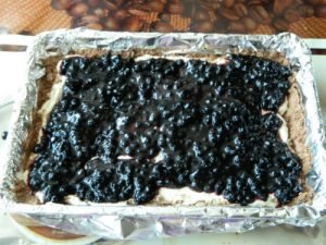 Shortbread Chocolate cake na may Blueberries at Keso ng Cottage