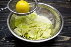 Patatas na salad na may Celery at Apple