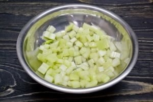 Patatas na salad na may Celery at Apple