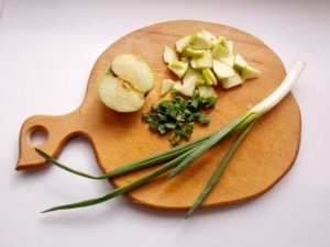 Sauerkraut salad na may mansanas at berdeng mga sibuyas