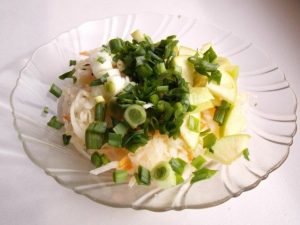 Sauerkraut salad na may mansanas at berdeng mga sibuyas