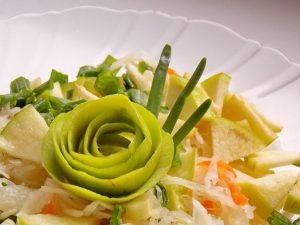 Salade de choucroute aux pommes et aux oignons verts