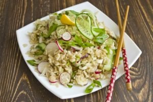 Lenten salad na may brown rice at gulay