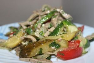 Salade au foie et aux légumes