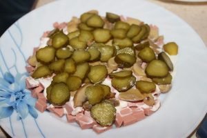 Salad na may pinakuluang sausage at berdeng mga gisantes