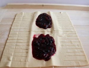 Strudel na may puff pastry berries