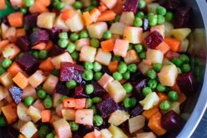 Beetroot salad na may karne ng baka at mayonesa