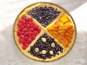 Apat na kulay na berry-fruit-curd tarte