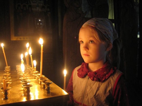 Enfant prie à l'église