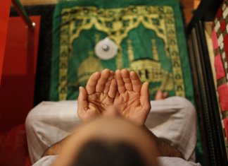 Binasa ng lalaking muslim ang surah bago matulog