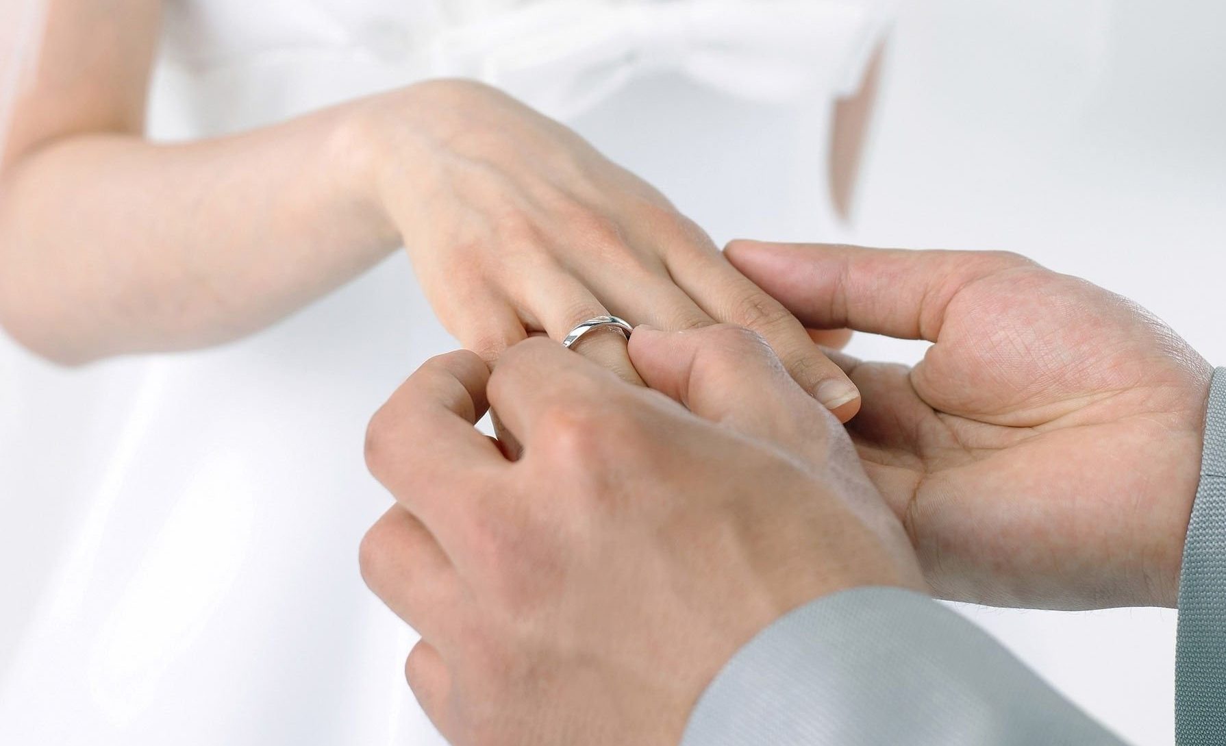 Bague de mariage sur une main de femme