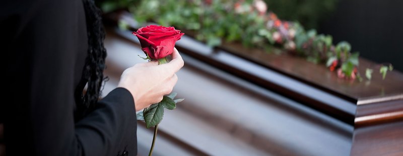 Prière au cimetière sur la tombe du défunt