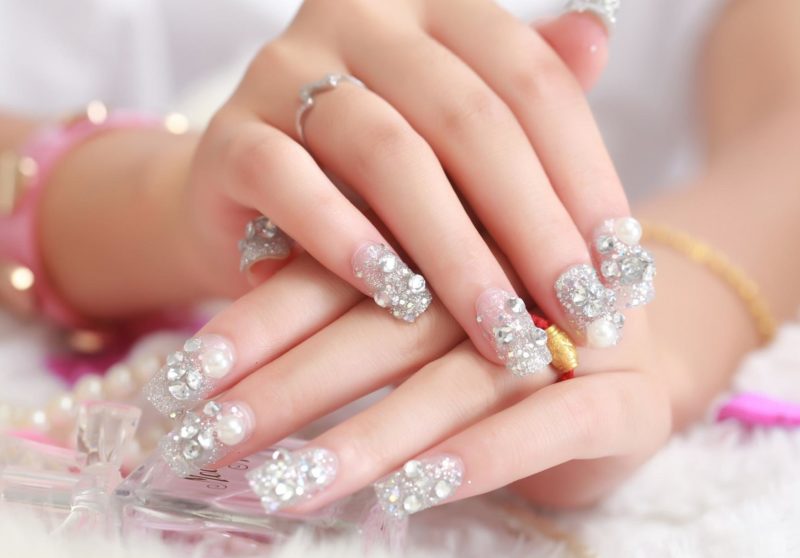 Manucure de mariage avec paillettes et strass