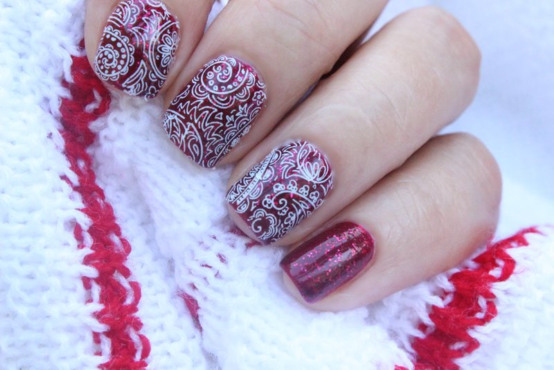 Dentelle blanche sur les ongles rouges avec des paillettes