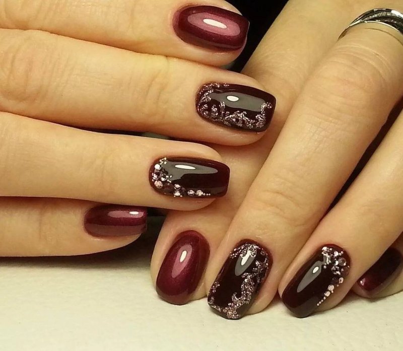 Strass brillants sur les ongles