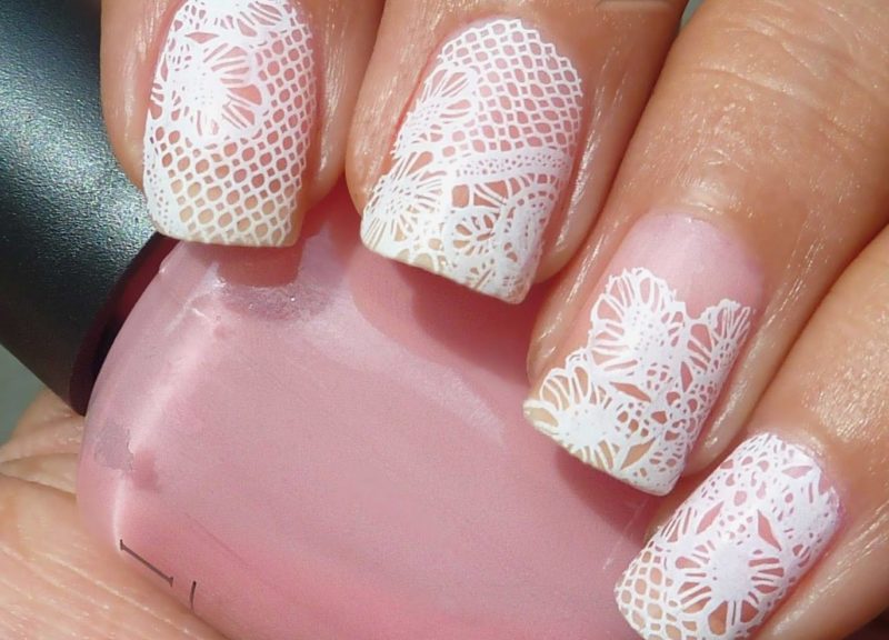 Manucure de mariage en dentelle sur un vernis rose