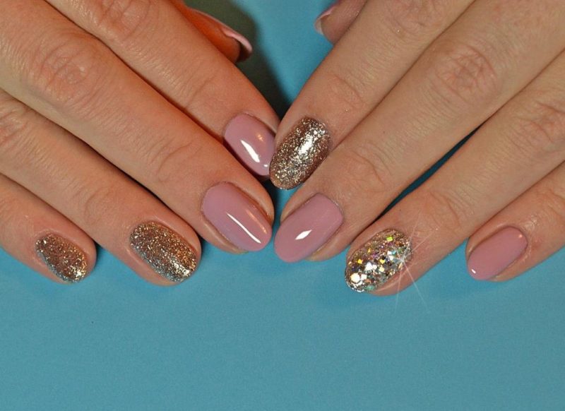 Nude Nail Design avec paillettes d'or et Camifibuki