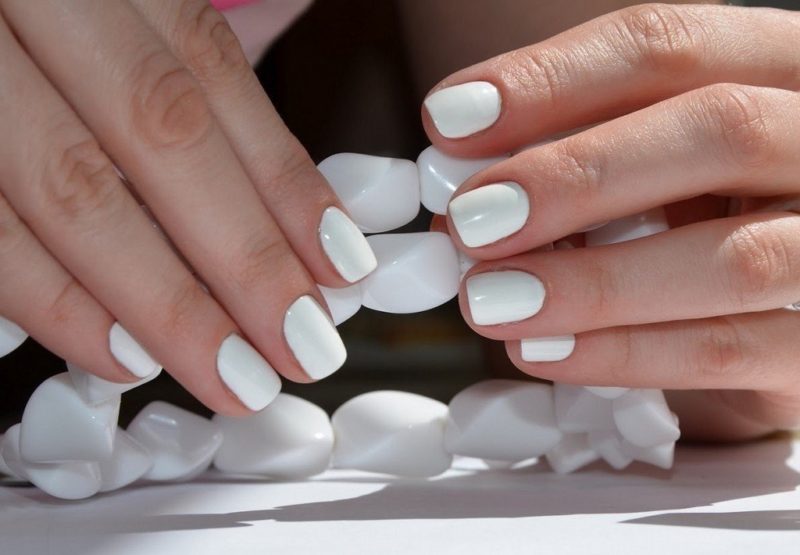 Manucure blanche classique pour ongles courts