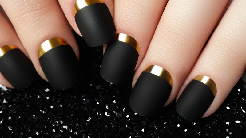 Vernis noir mat avec manucure Golden Moon