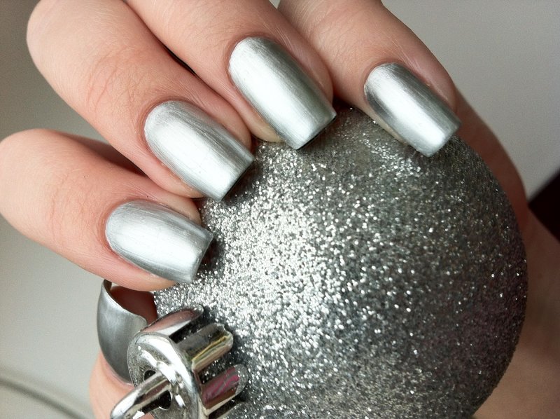 Silver gel polish sa mahabang mga kuko