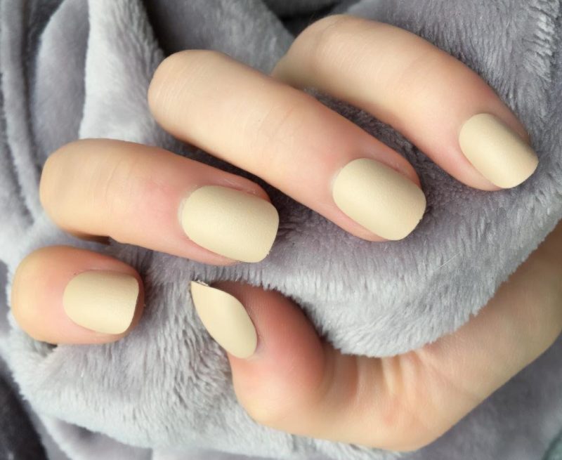 Mga kuko ng beige matte